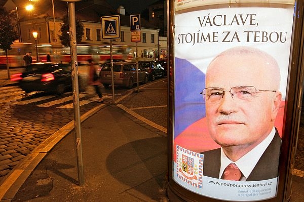 Billboardy s podporou prezidenta zaplavily v listopadu Prahu.